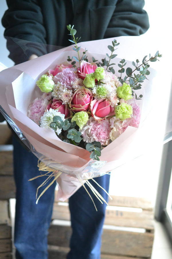 ピンクとユーカリの花束