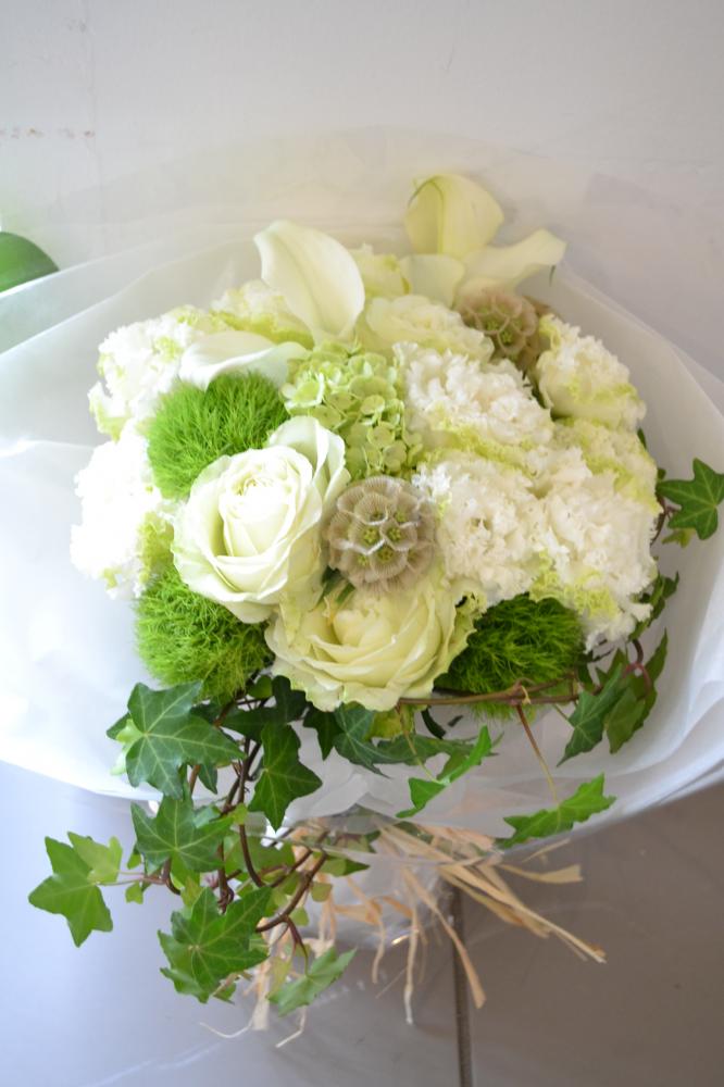 オフホワイトのばらと枝の花と葉 オフホワイトのばらと枝の花と葉 オフホワイトのばらと枝の花と